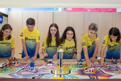 Equipe de robótica da escola Caminho Rede de Ensino. <!-- NICAID(15691759) -->
