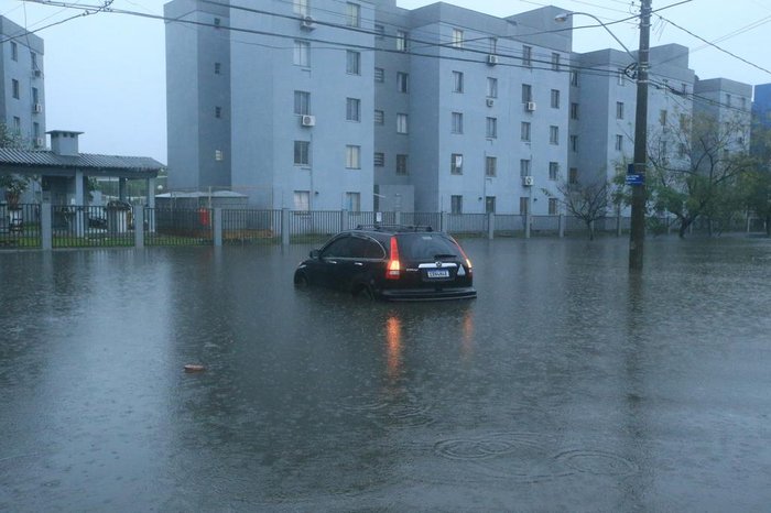 Veículo foi abandonado em alagamento na Av. Juscelino Kubitschek, bairro Rubem Berta