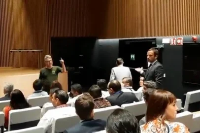 Marcelo Xavier, presidente da Funai, abandonou o Terceiro Encontro de Altas Autoridades da Ibero-América com Povos Indígenas, ocorrido em 21 de junho de 2022, em Madri, após ser acusado e criticado por ativista.<!-- NICAID(15154898) -->