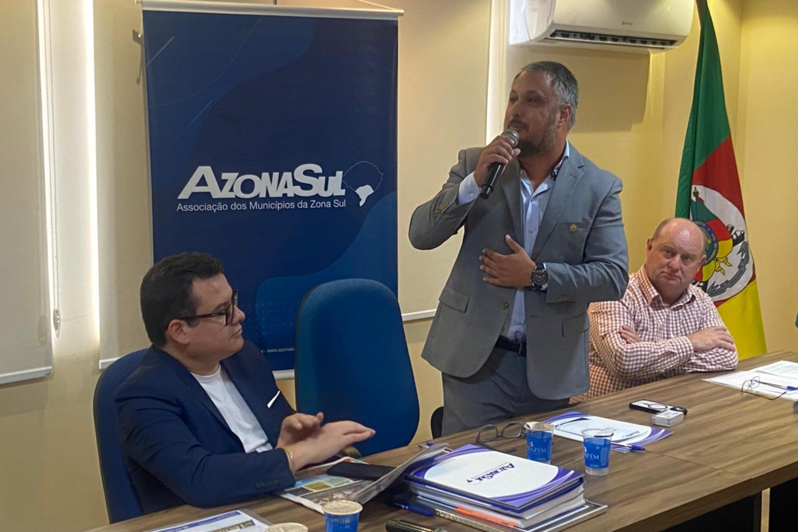 Andr&eacute; Selayaran assume presid&ecirc;ncia da Azonasul