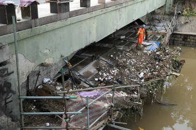 Porto Alegre, RS, Brasil, 02/12/2024 - Plataforma que deveria servir como base para operários trabalharem na revitalização da Ponte Mário Rigatto acaba retendo entulhos da chuvarada no Arroio Dilúvio, em Porto Alegre. - Foto: Ronaldo Bernardi/Agência RBS<!-- NICAID(15926478) -->