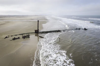 RIO GRANDE, RS, BRASIL, 27-07-2017: Estrutura do navio Altair, encalhado na praia do Cassino em 1976. O que resta da embarcação pode ser visto no caminho até o Farol Albardão, no litoral sul do RS. É o farol mais alto e mais isolado do estado, localizado nessa região justamente para tentar evitar os frequentes naufrágios na área. (Foto: Mateus Bruxel / Agência RBS)<!-- NICAID(13068839) -->