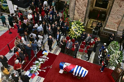 People pay last respects to Uruguay's former President Jose 'Pepe' Mujica as his remains lie in state at the Palacio Legislativo in Montevideo, on May 14, 2025, a day after his death. Uruguay began bidding farewell to its former leader Jose "Pepe" Mujica, a former leftist guerrilla fighter who won global fame for his humility as the so-called "world's poorest president." The 89-year-old, who spent a dozen years behind bars for revolutionary activity, lost a year-long battle against cancer on May 13. (Photo by Pablo PORCIUNCULA / AFP)<!-- NICAID(16037054) -->