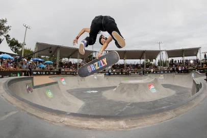 Dora Varella, skate