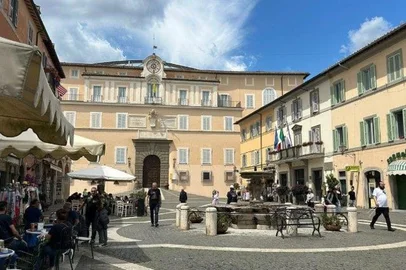 Palácio Apostólico de Castel Gandolfo e Praça da Liberdade <!-- NICAID(16063590) -->