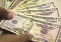 Sem anúncio de Trump sobre tarifas e com ajuda do BC, dólar tem pequeno recuo