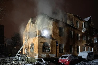 Ukrainian rescuers work to extinguish a fire in a heavily damaged residential building following a Russian drone and missile attacks in Kyiv early on January 9, 2026, amid the Russian invasion of Ukraine. (Photo by Serhii Okunev / AFP)Editoria: WARLocal: KyivIndexador: SERHII OKUNEVSecao: warFonte: AFPFotógrafo: STR<!-- NICAID(16200901) -->