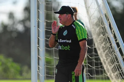 CAXIAS DO SUL, RS, BRASIL, 10/04/2023. Treino do Juventude no Centro de Formação de Atletas e Cidadãos (Cfac). O Ju se prepara para a estreia na Série B do Campeonato Brasileiro 2023. Na foto, técnico Pintado. (Porthus Junior/Agência RBS)Indexador:                                 <!-- NICAID(15399178) -->
