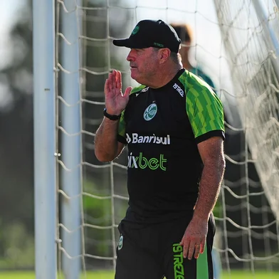 CAXIAS DO SUL, RS, BRASIL, 10/04/2023. Treino do Juventude no Centro de Formação de Atletas e Cidadãos (Cfac). O Ju se prepara para a estreia na Série B do Campeonato Brasileiro 2023. Na foto, técnico Pintado. (Porthus Junior/Agência RBS)Indexador:                                 <!-- NICAID(15399178) -->