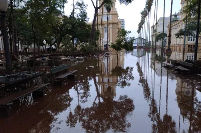 Praça da Alfândega em Porto Alegre no domingo, 19 de maio, com água do Guaíba recuando aos poucos<!-- NICAID(15767607) -->