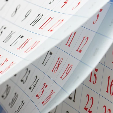 Flipping of calendar sheets with black and red numbersFlipping of sheets of calendar with black and red numbersIndexador: Sergei Fedulov                  Fonte: 135492941<!-- NICAID(15945535) -->