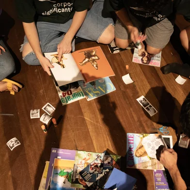 Livro  reúne relatos de experiência de arte-educação com comunidade surda<!-- NICAID(16022775) -->