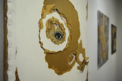 CAXIAS DO SUL, RS, BRASIL, 07/05/2024. A Galeria Municipal de Arte Gerd Bornheim recebe, a partir de 8 de maio, a exposição “Por Um Fio”, da artista caxiense Susan Mendes, com curadoria de Ana Zavadil. (Bruno Todeschini/Agência RBS)Indexador: BTK<!-- NICAID(15757405) -->