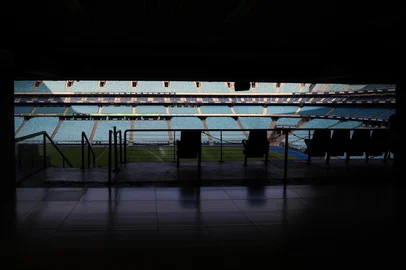 PORTO ALEGRE, RS, BRASIL, 11-07-2025: Gramado da Arena do Grêmio recebe cuidados. A Arena Portoalegrense vive polêmicas relacionadas a gestão.<!-- NICAID(16078839) -->