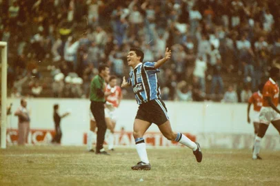 Grêmio x Inter.Jogador Gilson,  do Grêmio, em 1993.#envelope: 128582<!-- NICAID(11106835) -->
