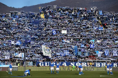 Brescia supporters hold their team scarfs during the Italian Serie A football match between Brescia and Lazio on January 5, 2020 at the Mario-Rigamonti stadium in Brescia. (Photo by MIGUEL MEDINA / AFP)Editoria: SPOLocal: BresciaIndexador: MIGUEL MEDINASecao: soccerFonte: AFPFotógrafo: STF<!-- NICAID(16062586) -->