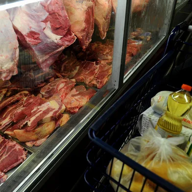 CAXIAS DO SUL, RS, BRASIL, 20/01/2022 -  Fotos para a pauta sobre o aumento de preço da Cesta Básica. Reportagem focada nos 10 produtos que mais subiram em 2021, são eles:  Carme de gado/ Frango inteiro / Pão Francês / Açúcar / Óleo de Soja / Queijo Lanche fatiado / Erva Mate / Farinha de Trigo. (Marcelo Casagrande/Agência RBS)<!-- NICAID(14994915) -->