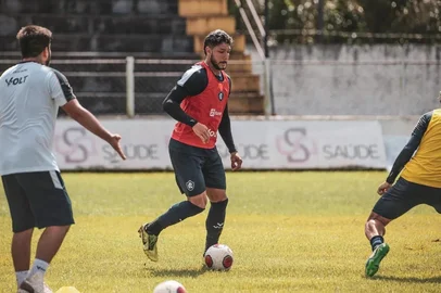O Caxias busca reforços para o elenco que irá disputar a Série C do Campeonato Brasileiro, a partir do mês de abril. Paulinho Curuá, 27 anos, volante que estava emprestado pelo Remo ao Grêmio Prudente, na disputa do Paulistão A2.<!-- NICAID(15997426) -->