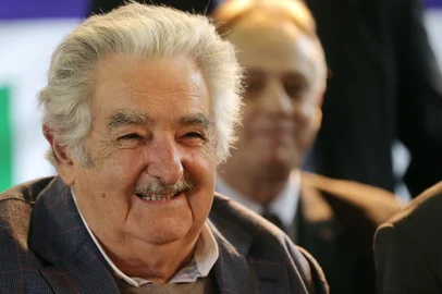 Novo Hamburgo , RS , BRASIL , 10-09-2014- Mujica e Tarso seguem para Novo Hamburgo para conhecer um dos eixos da Cadeia Binacional do PET, projeto desenvolvido pelo Rio Grande do Sul em parceria com o Uruguai e com o Estado de Minas Gerais. (FOTO : BRUNO ALENCASTRO /AGENCIA RBS )<!-- NICAID(10815217) -->