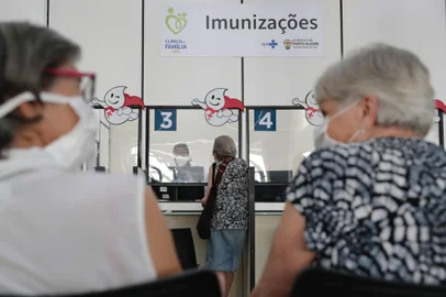 Porto Alegre, RS, Brasil, 27-02-2023: Imunização de idosos acima de 90 anos com vacina bivalente contra covid-19 na unidade de saúde Iapi. Foto: Mateus Bruxel / Agência RBS<!-- NICAID(15360720) -->
