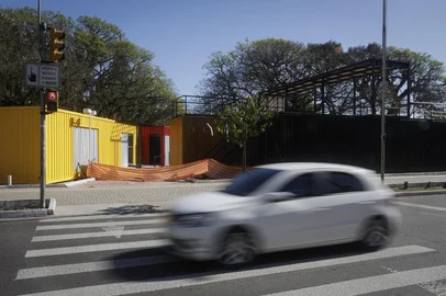 PORTO ALEGRE, RS, BRASIL, 24-09-2025: Estrutura para comercio e lazer montada no terreno triangular no encontro das avenidas Osvaldo Aranha e Jose Bonifacio, junto ao Parque Farroupilha, Redencao, onde havia um posto de combustiveis. Previsao de abertura ainda deve levar entre 30 e 45 dias. Foto: Mateus Bruxel/AgÃªncia RBSIndexador: MATEUS BRUXEL<!-- NICAID(16131797) -->
