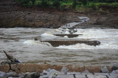 COTIPORÃ, RS, BRASIL, 16/05/2024. A reportagem foi até Cotiporã para contar histórias de moradores afetados pela queda da ponte que liga o município a Bento Gonçalves, sobre o Rio das Antas. A ponte resistiu á diversas cheias, mas na última quarta foi constatado que boa parte dela foi levada pelas águas. (Bruno Todeschini/Agência RBS)Indexador: BTK<!-- NICAID(15766154) -->
