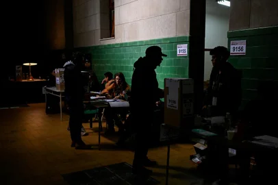 People wait to vote during primary elections at a polling station in Buenos Aires on August 13, 2023. (Photo by LUIS ROBAYO / AFP)Editoria: POLLocal: Buenos AiresIndexador: LUIS ROBAYOSecao: political candidatesFonte: AFPFotógrafo: STF<!-- NICAID(15509093) -->