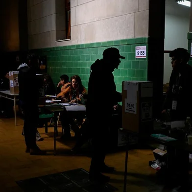 People wait to vote during primary elections at a polling station in Buenos Aires on August 13, 2023. (Photo by LUIS ROBAYO / AFP)Editoria: POLLocal: Buenos AiresIndexador: LUIS ROBAYOSecao: political candidatesFonte: AFPFotógrafo: STF<!-- NICAID(15509093) -->