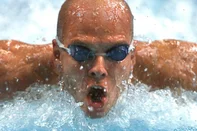 Brazilian Fernando Scherrer powers through his men's 4x100m medley relay heat 22 September 2000 at Sydney International aquatic centre during the Sydney 2000 Olympic games. AFP PHOTO GREG WOOD Fonte: AFP Fotógrafo: GREG WOOD<!-- NICAID(2657931) -->