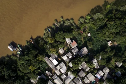 Porto Alegre, RS, Brasil, 08-05-2023: Moradores da Ilha Maua vivem em area com possibilidade de alagamento no bairro Arquipelago. Algumas casas sao elevadas e com passarelas para se deslocar sobre a agua em periodos de cheia. O numero de areas consideradas de risco para desastre natural em Porto Alegre aumentou 19% nos ultimos dez anos, segundo relatorio divulgado pela prefeitura. Foto: Mateus Bruxel / Agencia RBSLocal: Porto AlegreIndexador: Andre Avila<!-- NICAID(15423546) -->