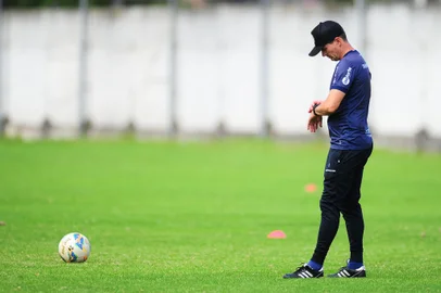CAXIAS DO SUL, RS, BRASIL, 22/01/2024. Treino da SER Caxias no CT Baixada Rubra Vanderlei Bersaghi. O Caxias está disputando o Campeonato Gaúcho (Gauchão 2024). Na foto, técnico Gerson Gusmão. (Porthus Junior/Agências RBS)Indexador:                                 <!-- NICAID(15657271) -->