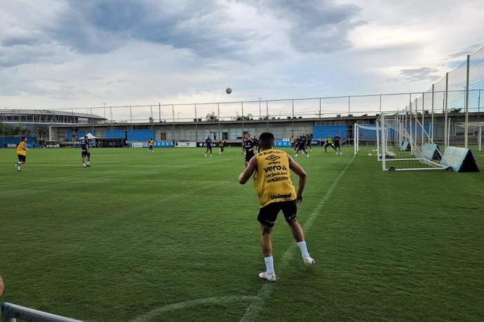Pronto para jogar, Cristaldo é atração em coletivo do Grêmio