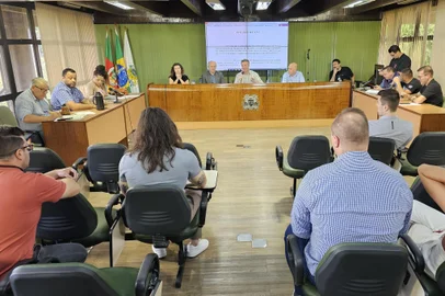 Outras 14 pessoas serão convocadas para oitivas, no âmbito da Comissão de Parlamentar de Inquérito (I) das Funerárias, em funcionamento na Câmara Municipal de Caxias do Sul. Os nomes foram aprovados em reunião ordinária do grupo, realizada na manhã desta segunda-feira (25/11), na Sala das Comissões Vereadora Geni Peteffi. As deliberações de hoje incluíram novas solicitações de informações.<!-- NICAID(15921340) -->