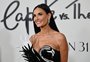 Demi Moore chama atenção com vestido de cisne em première de nova série