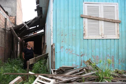 Porto Alegre, RS, Brasil - Gabriela Oliveira perdeu a casa na enchente na Ilha da Pintada e está na fila de Compra Assistida para receber um novo imóvel. Na imagem ela em frente a sua casa que foi perdida na enchente de maio de 24.Indexador: jeff botega<!-- NICAID(15965404) -->