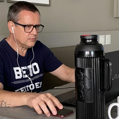 Realizada no sábado (24), uma reunião virtual do diretório estadual do PSB deu o pontapé inicial na pré-candidatura do ex-deputado Beto Albuquerque a governador. O presidente nacional do partido, Carlos Siqueira, participou da discussão, que durou quase cinco horas.<!-- NICAID(14766298) -->