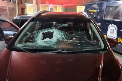 Veículo foi atingido por paralelepípedo quando trafegava pela freeway, por volta das 20h30min de sábado (12)