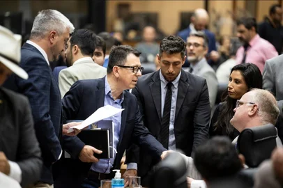 Sessão Ordinária - Movimentação de plenário. Na foto, o secretário André Coronel com os vereadores Ramiro Rosário, Marcos Felipi, Mariana Lescano e Tiago Albrecht. (Foto: Fernando Antunes/CMPA - Uso público, resguardado o crédito obrigatório)