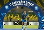 Técnico da seleção sub-17 cita jogador do Grêmio como um dos destaques da geração: "Zagueiraço"