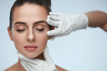 Esteticista, tratamento facial. Foto: puhhha / stock.adobe.comIndexador: Ihor PukhnatyyFonte: 141901769<!-- NICAID(15560644) -->