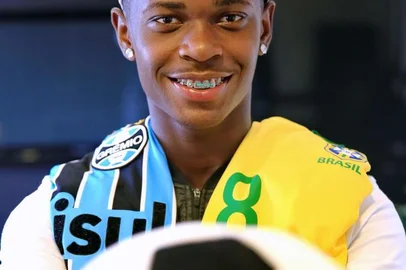 PORTO ALEGRE, RS, BRASIL- 11-12-2014: Entrevista com o jogador Lincoln, 16 anos, revelação do Grêmio. (FOTO:CARLOS MACEDO/AGÊNCIA RBS)