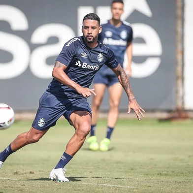 RS - FUTEBOL/ TREINO GREMIO 2022 - ESPORTES - Jogadores do Gremio realizam treino técnico durante a manha desta quarta-feira, no CT Luiz Carvalho, na preparação para a partida valida pelo Campeonato Brasileiro 2022. FOTO: LUCAS UEBEL/GREMIO FBPANa foto: volante Michel