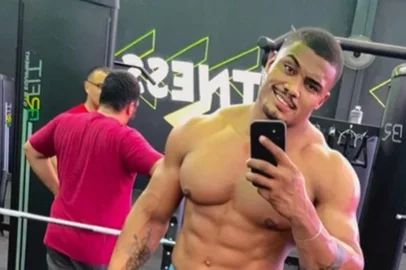 O fisiculturista Wanderson da Silva Moreira, de 30 anos, faleceu na tarde de sábado (10) enquanto participava de uma competição em Campo Grande, no Mato Grosso do Sul. Segundo o boletim de ocorrência, o atleta teria sofrido uma parada cardiorrespiratória durante o evento. As informações são do g1. À polícia, um amigo que acompanhava Wanderson no evento Pantanal Contest relatou que o atleta passou mal enquanto se preparava para competir. Ainda de acordo com o boletim, os dois estavam juntos no momento da parada.<!-- NICAID(16035375) -->