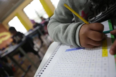 Porto Alegre, RS, Brasil – Alunos da Escola Estadual Espírito Santo durante atividade em sala de aula, parte dos esforços pedagógicos para combater os baixos índices de alfabetização. A escola reflete um cenário preocupante vivido por muitas instituições públicas brasileiras, onde crianças enfrentam dificuldades para desenvolver plenamente habilidades básicas de leitura e escrita, apesar de já estarem nos anos iniciais do ensino fundamental. O desafio mobiliza professores, gestores e famílias em busca de soluções que garantam o direito à educação de qualidade desde os primeiros anos.<!-- NICAID(16083173) -->