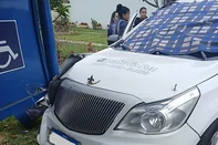 Carro funerário bateu em parada de ônibus em Nova Santa Rita, na manhã deste sábado (6/12/2025)