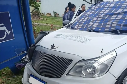 GCM Nova Santa Rita / Divulgação Carro funerário bateu em parada de ônibus em Nova Santa Rita, na manhã deste sábado (6/12/2025)