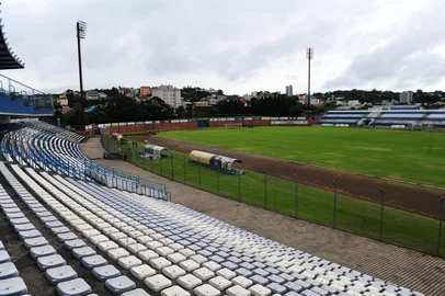 BENTO GONÇALVES, RS, BRASIL, 18/01/2024. Estádio Parque Esportivo Montanha dos Vinhedos será palco de duas partidas do Juventude no Campeonato Gaúcho 2024. O gramado do estádio Alfredo Jaconi está passando por melhorias. (Porthus Junior/Agência RBS)<!-- NICAID(15654724) -->