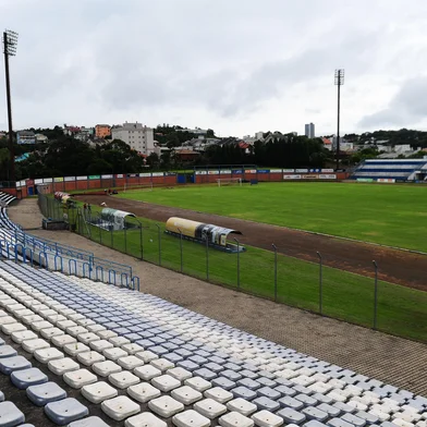 BENTO GONÇALVES, RS, BRASIL, 18/01/2024. Estádio Parque Esportivo Montanha dos Vinhedos será palco de duas partidas do Juventude no Campeonato Gaúcho 2024. O gramado do estádio Alfredo Jaconi está passando por melhorias. (Porthus Junior/Agência RBS)<!-- NICAID(15654724) -->