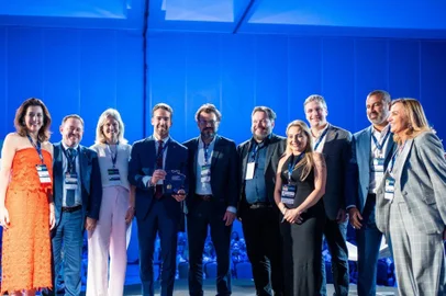 Leite (ao centro, com o troféu) foi na premiação acompanhado de secretários estaduais e autoridades do setor de segurança pública