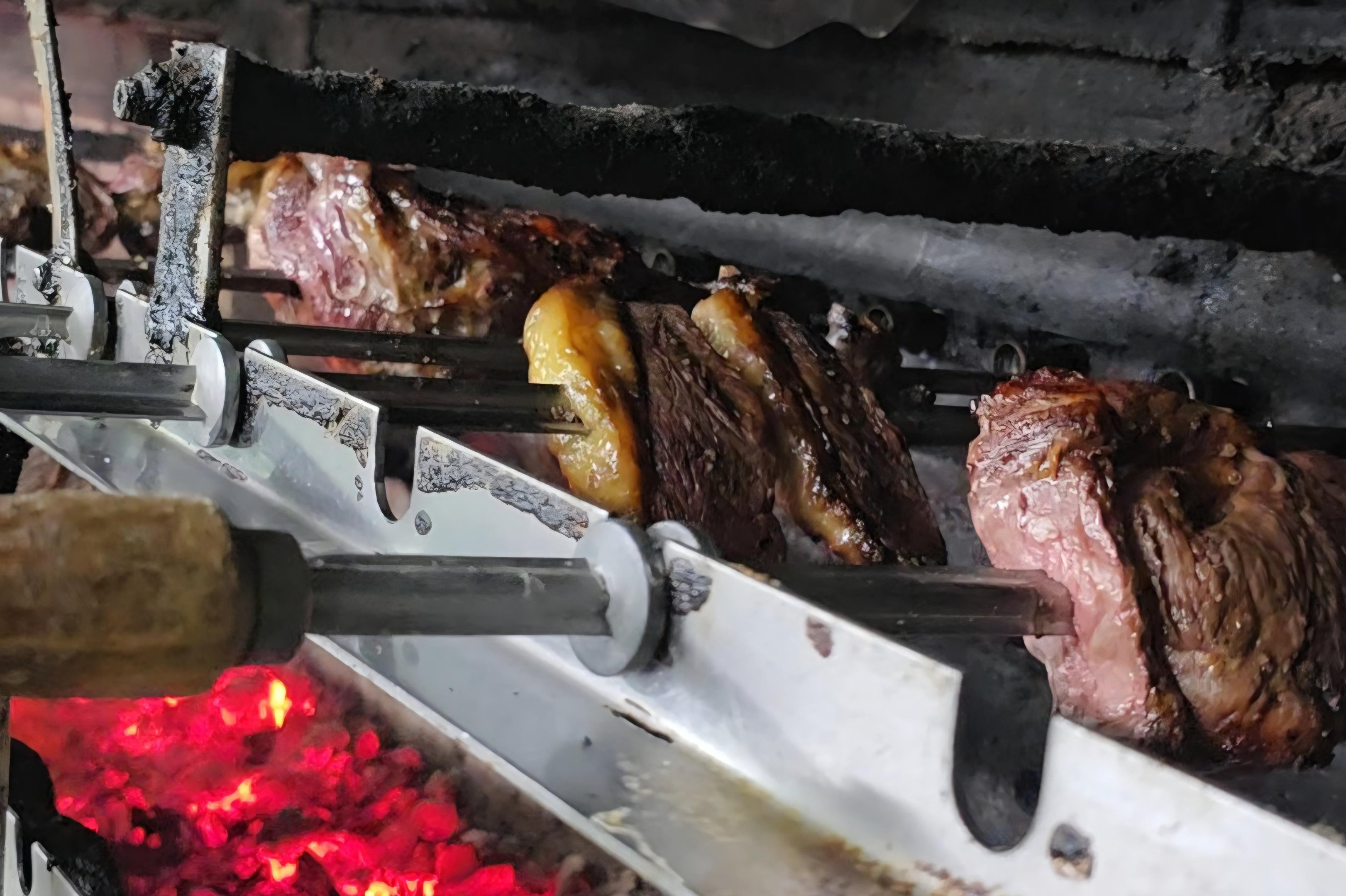 Os segredos do churrasco da Lob&atilde;o: sal grosso, brasa forte e mais de 70 toneladas de carne por ano